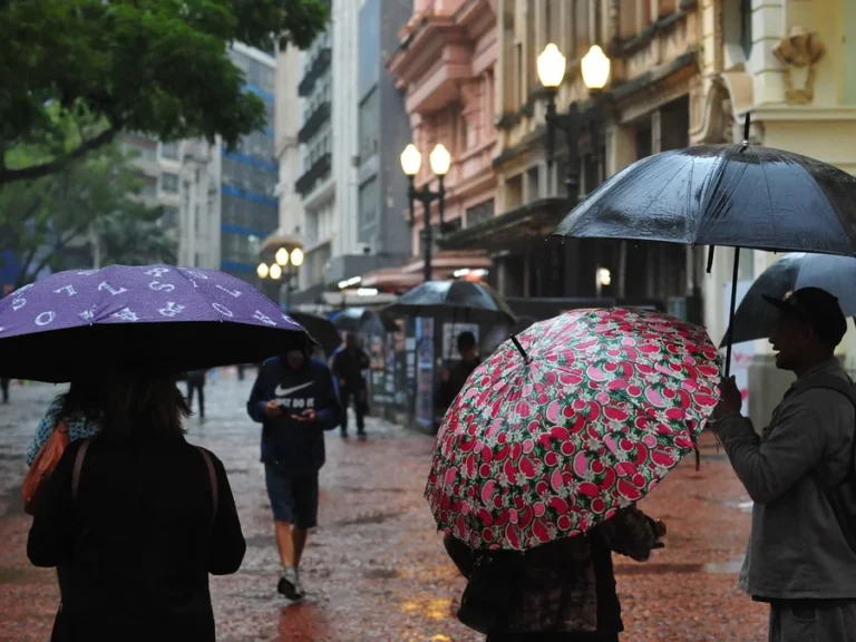 Sexta-feira será de chuva e temporais isolados no RS 15 Chuva PoaFA04
