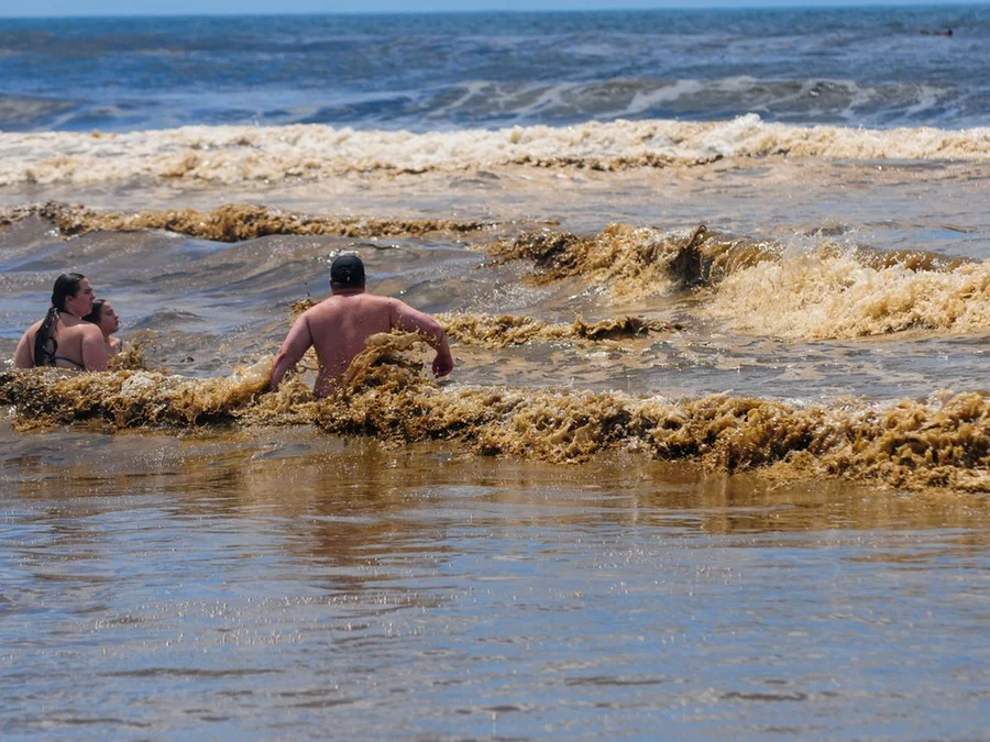 Segunda-feira de Navegantes foi de sol, nuvens e mar chocolat&atilde;o em Tramanda&iacute;