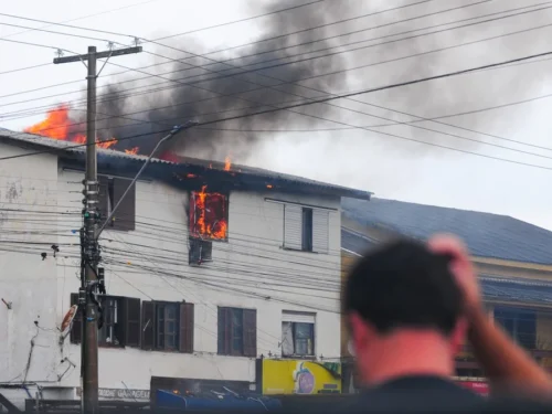 Incêndio atinge prédio em Imbé, no Litoral Norte