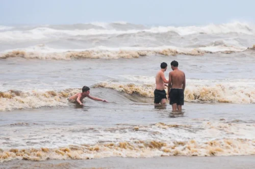 Manhã do Domingo de Carnaval tem Tempo Nublado, Bandeira Amarela e Mar Agitado em Tramandaí 2 IMG 3042