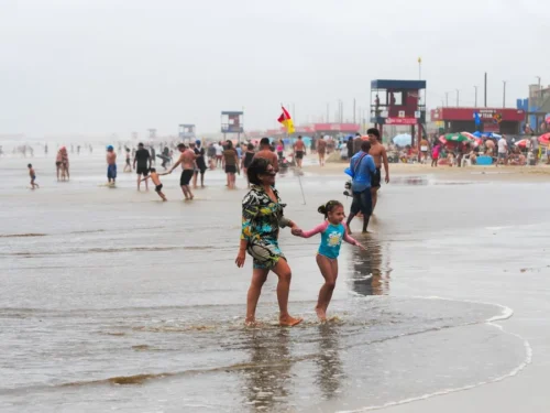 Manhã do Domingo de Carnaval tem Tempo Nublado, Bandeira Amarela e Mar Agitado em Tramandaí
