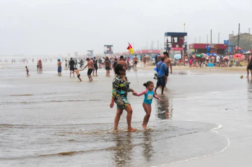 Manhã do Domingo de Carnaval tem Tempo Nublado, Bandeira Amarela e Mar Agitado em Tramandaí 3 IMG 3043
