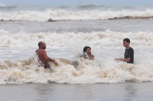 Manhã do Domingo de Carnaval tem Tempo Nublado, Bandeira Amarela e Mar Agitado em Tramandaí 5 IMG 3044
