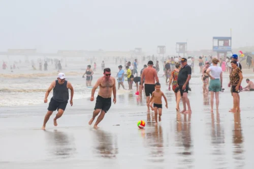 Manhã do Domingo de Carnaval tem Tempo Nublado, Bandeira Amarela e Mar Agitado em Tramandaí 9 IMG 3045