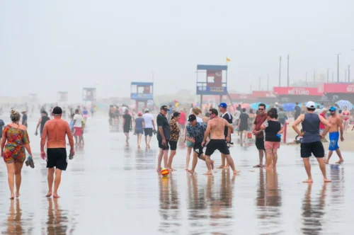 Manhã do Domingo de Carnaval tem Tempo Nublado, Bandeira Amarela e Mar Agitado em Tramandaí 11 IMG 3046