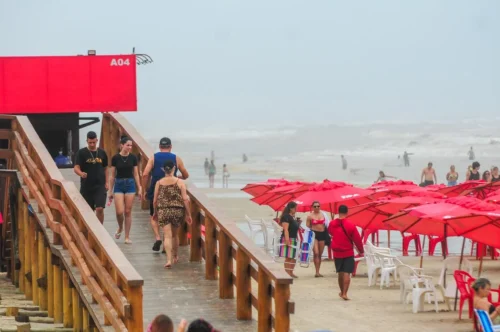 Manhã do Domingo de Carnaval tem Tempo Nublado, Bandeira Amarela e Mar Agitado em Tramandaí 6 IMG 3048