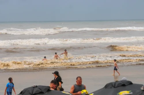 Manhã do Domingo de Carnaval tem Tempo Nublado, Bandeira Amarela e Mar Agitado em Tramandaí 8 IMG 3049