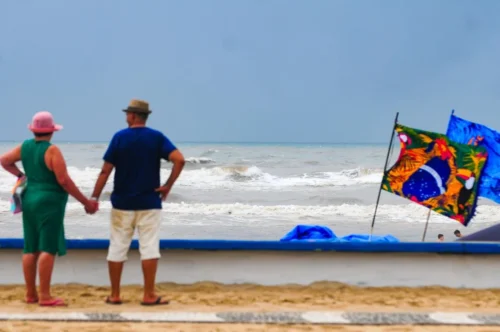 Manhã do Domingo de Carnaval tem Tempo Nublado, Bandeira Amarela e Mar Agitado em Tramandaí 7 IMG 3050