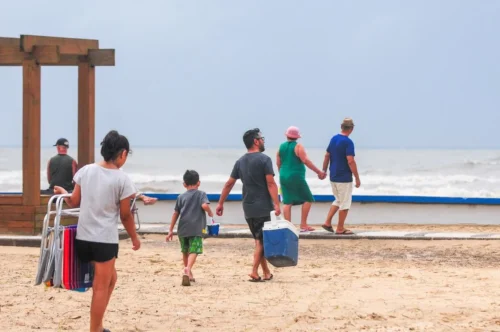 Manhã do Domingo de Carnaval tem Tempo Nublado, Bandeira Amarela e Mar Agitado em Tramandaí 12 IMG 3051
