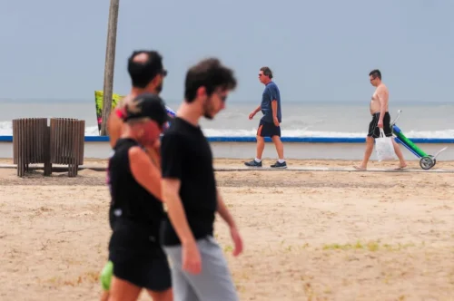 Manhã do Domingo de Carnaval tem Tempo Nublado, Bandeira Amarela e Mar Agitado em Tramandaí 10 IMG 3052