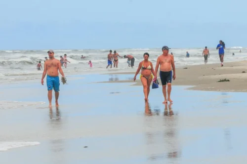 Com céu cinzento, Quarta-feira de Cinzas é de mar limpo e movimento menor na beira-mar de Imbé 10 IMG 3759