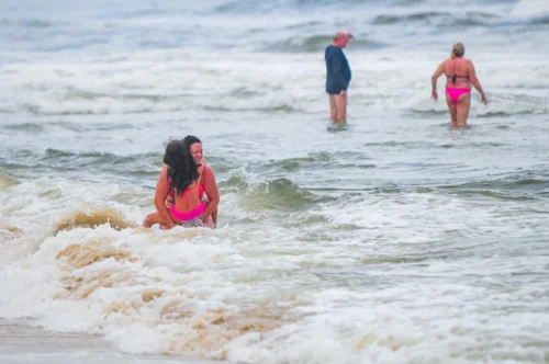 Com céu cinzento, Quarta-feira de Cinzas é de mar limpo e movimento menor na beira-mar de Imbé 6 IMG 3760 1