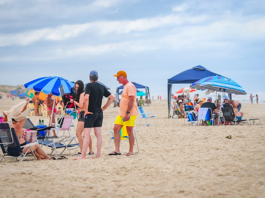 Com c&eacute;u cinzento, Quarta-feira de Cinzas &eacute; de mar limpo e movimento menor na beira-mar de Imb&eacute;