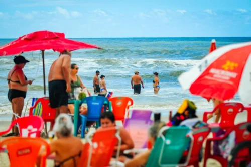 Com céu cinzento, Quarta-feira de Cinzas é de mar limpo e movimento menor na beira-mar de Imbé 4 IMG 3763 1