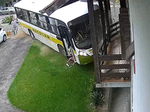 V&Iacute;DEO: &Ocirc;nibus escolar desgovernado atinge resid&ecirc;ncia em Nova Petr&oacute;polis
