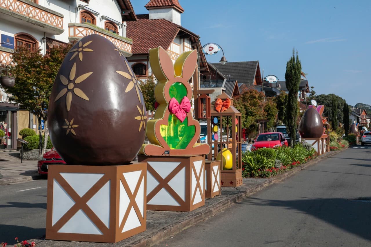 Com cores vibrantes, decoração da ChocoPáscoa ganha as ruas de Gramado