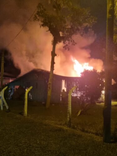 Incêndio destrói residência às margens da RS-030, em Osório