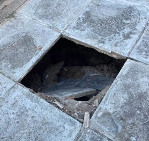 Mulher e criança ficam feridas após queda em buraco em calçada no bairro Porto Lacustre, em Osório