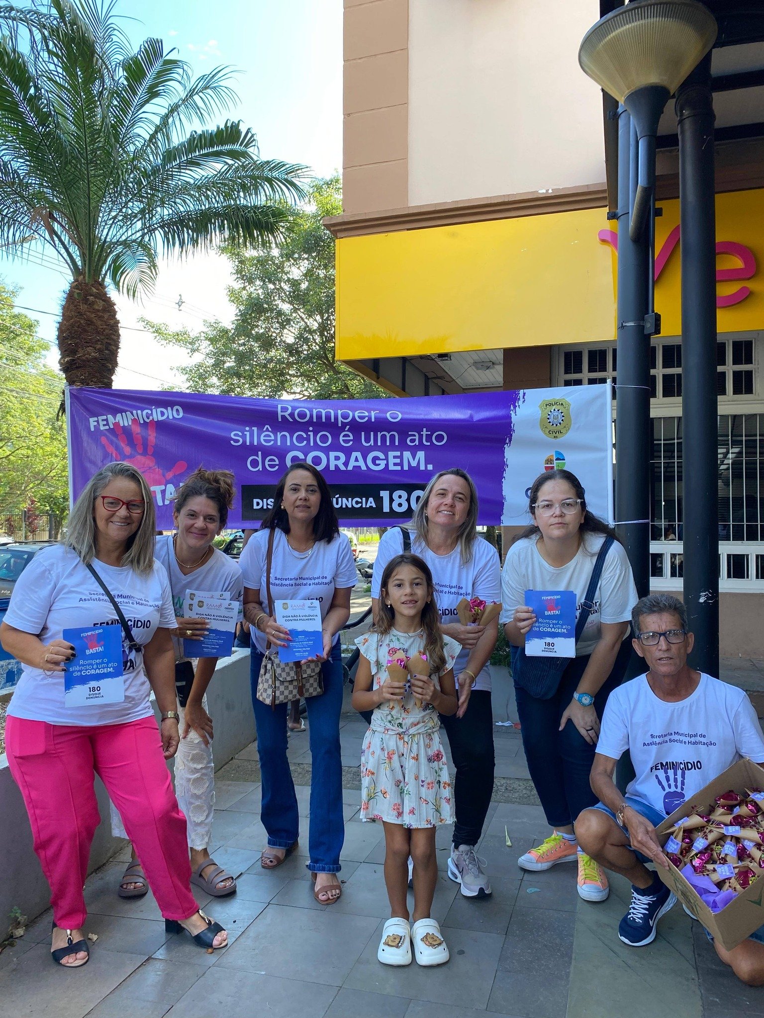 AÇÃO DE CONSCIENTIZAÇÃO É REALIZADA PELA SECRETARIA MUNICIPAL DE ASSISTÊNCIA SOCIAL NA VÉSPERA DO DIA INTERNACIONAL DA MULHER