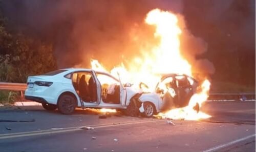 Quatro Pessoas Morrem e Carros Pegam Fogo Após Colisões no RS