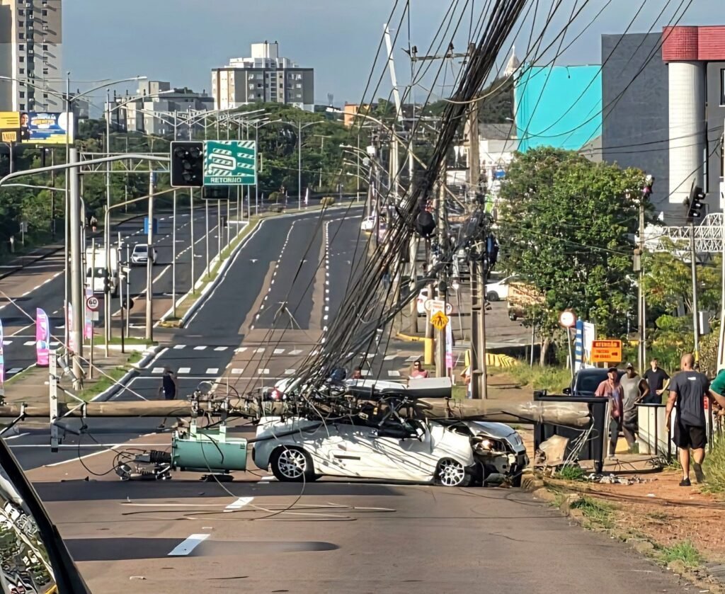 Carro colide em poste e bloqueia avenida Flores da Cunha em Cachoeirinha