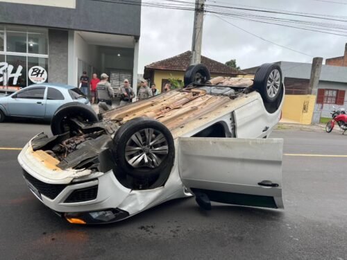 Veículo capota após colisão na rua Costa Gama em Osório