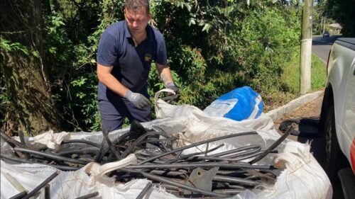 Mutirão recolhe cerca de 5 toneladas de lixo em área de mata no Morro da Borússia, em Osório