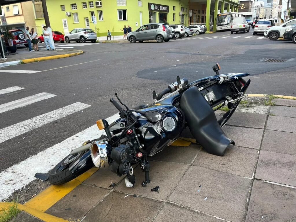Motociclista fica ferido ap&oacute;s incidente em cruzamento no centro de Os&oacute;rio