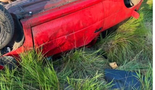 Motorista foge após causar acidentes e abandona carro capotado na Estrada do Mar