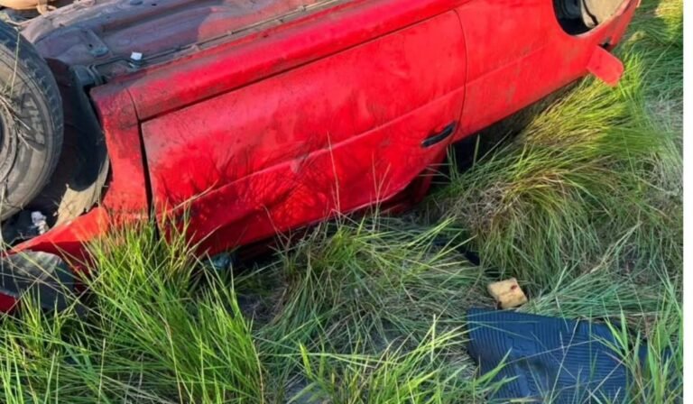 Motorista foge após causar acidentes e abandona carro capotado na Estrada do Mar 12 657395937 1641639813962232 5326293199132630019 n 1 e1774811001968