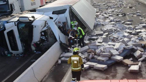Após acidente, pessoas levam carne de carreta em Xanxerê