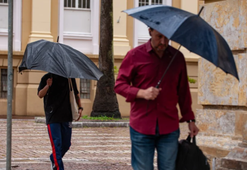 Frente fria mantém a instabilidade no RS, com risco de chuva forte nesta Quarta-feira