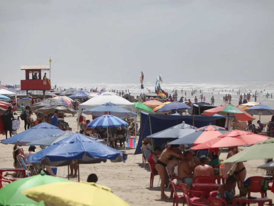 Segunda-feira ter&aacute; sol entre nuvens e tarde mais quente no RS