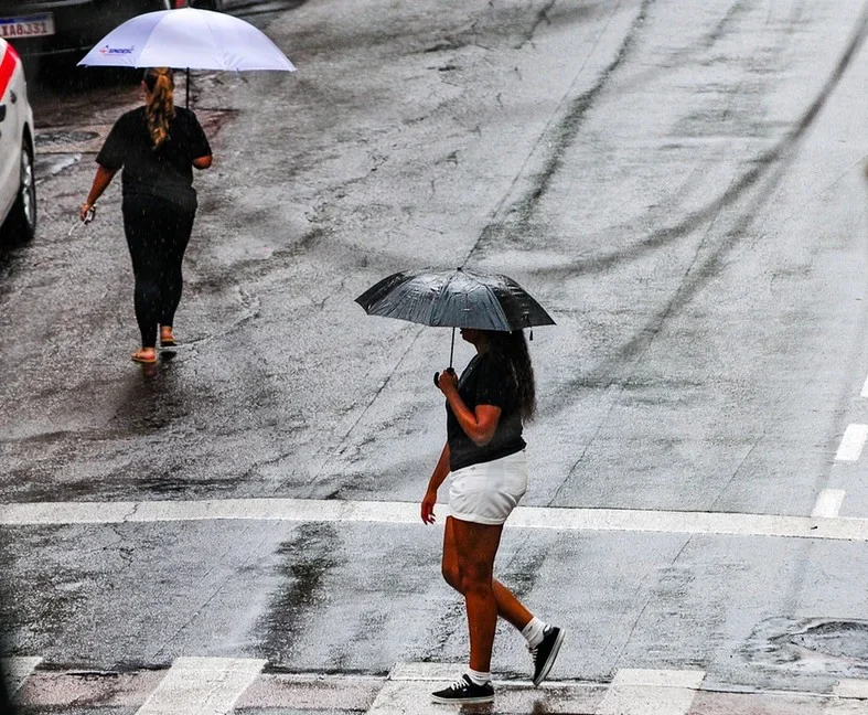 Segunda-feira terá sol entre nuvens, mas chuva se espalha pelo estado ao longo do dia