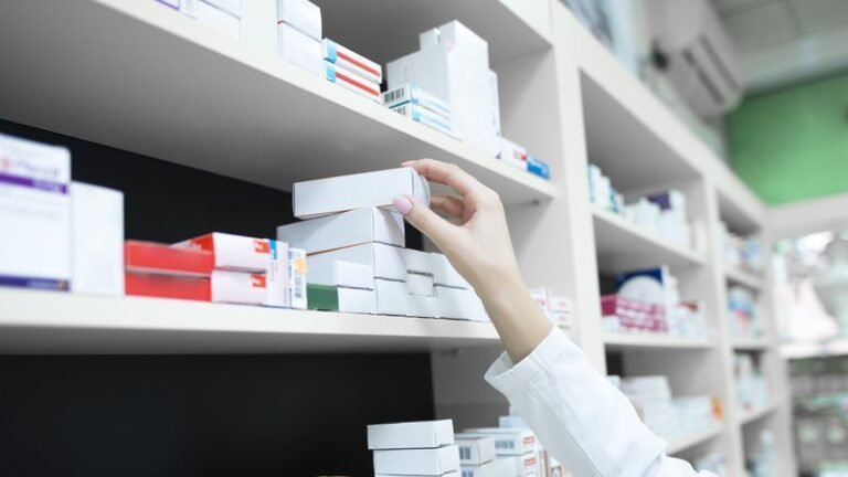 Governo sanciona lei que permite venda de remédios em supermercados; entenda como vai funcionar 5 closeup view pharmacist hand taking medicine box from shelf drug store widelg