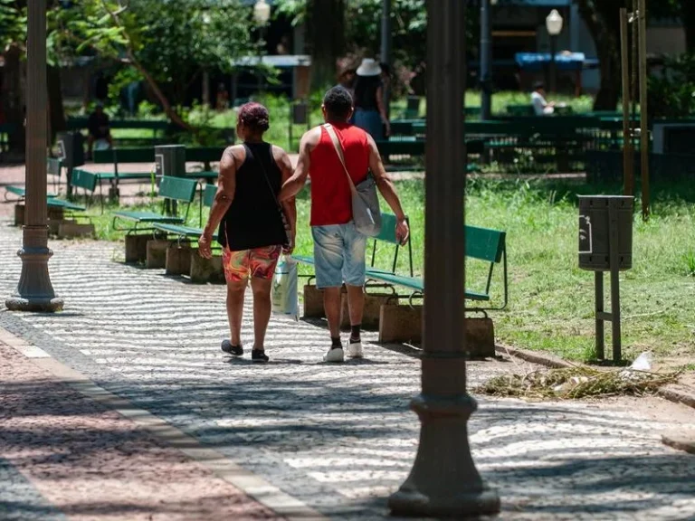 Sexta-feira será de tempo firme no RS 10 praca alfandega sol 0172