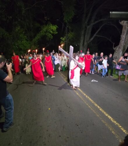 Milhares de fiéis se emocionam com a Tradicional Via Sacra no Morro da Borússia, em Osório