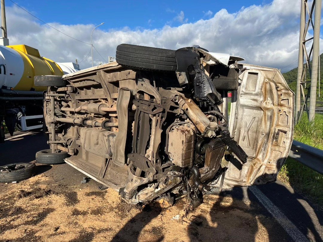 Van capota na BR-101 em Os&oacute;rio na manh&atilde; desta Quarta-feira
