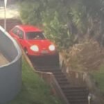 Motorista Invade Escadaria Durante Temporal e Cena Chama Atenção em Erechim