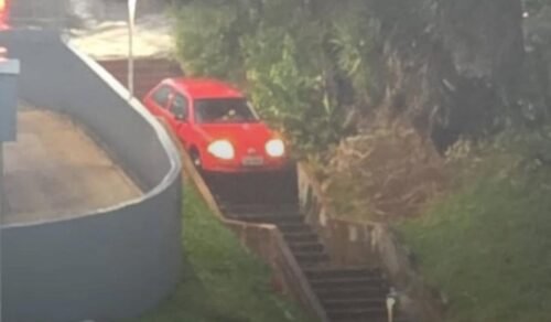 Motorista Invade Escadaria Durante Temporal e Cena Chama Atenção em Erechim