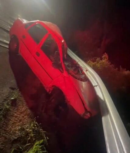 Veículo colide contra anteparo na Estrada do Morro da Borússia, em Osório