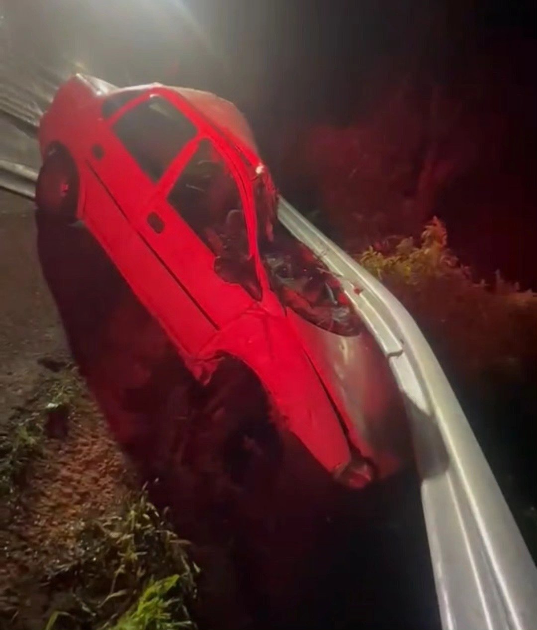 Ve&iacute;culo colide contra anteparo na Estrada do Morro da Bor&uacute;ssia, em Os&oacute;rio
