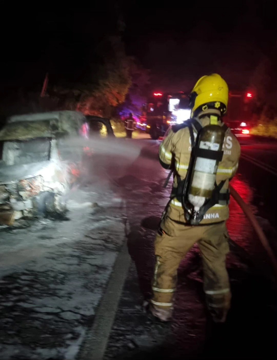 Ve&iacute;culo &eacute; destru&iacute;do por inc&ecirc;ndio no bairro Aguap&eacute;s, em Os&oacute;rio