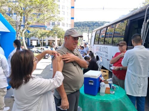 SECRETARIA MUNICIPAL DE SAÚDE IMUNIZA 460 PESSOAS CONTRA A GRIPE NO LARGO DOS ESTUDANTES SÔNIA CHEMALE EM OSÓRIO