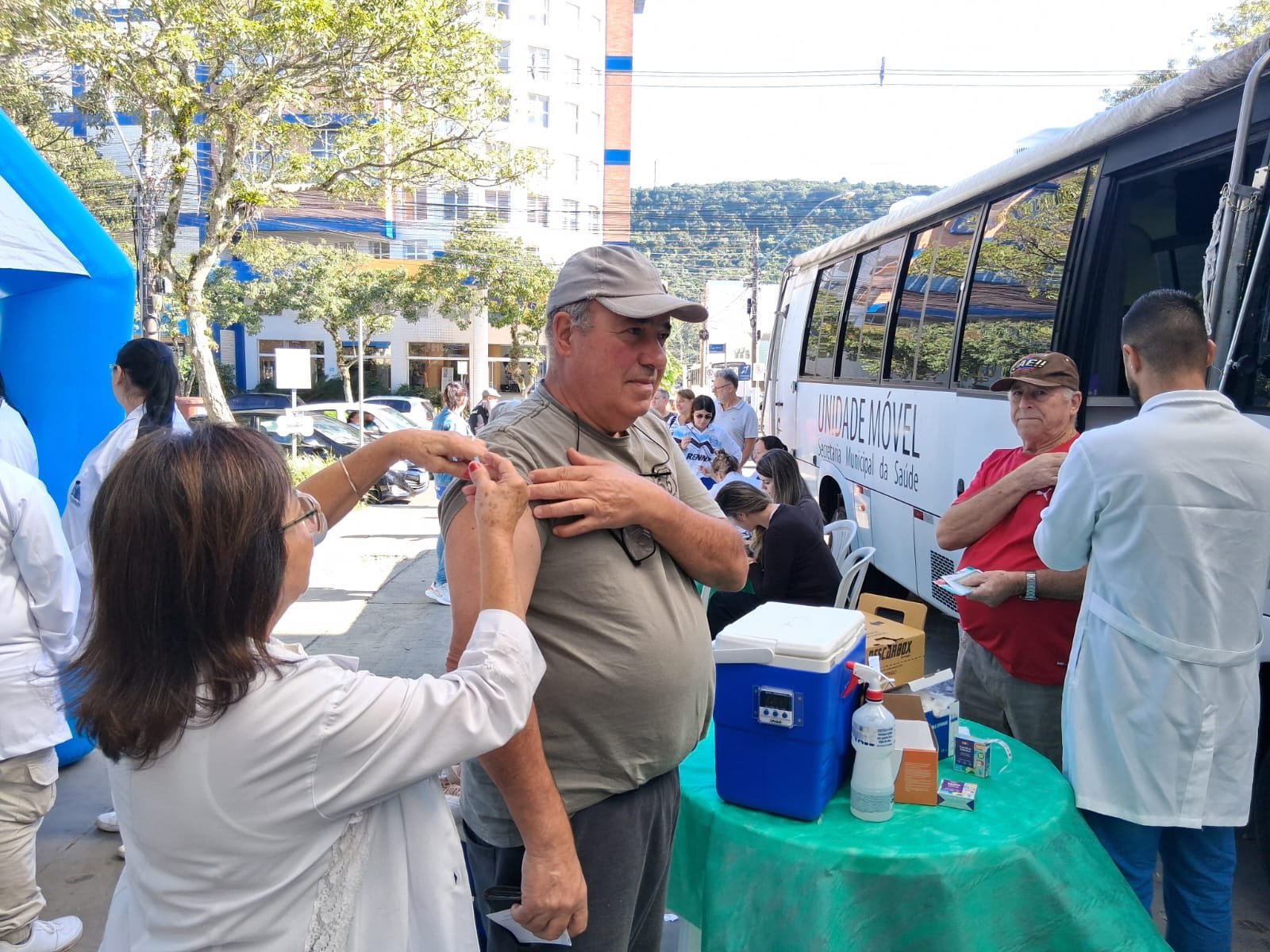 SECRETARIA MUNICIPAL DE SA&Uacute;DE IMUNIZA 460 PESSOAS CONTRA A GRIPE NO LARGO DOS ESTUDANTES S&Ocirc;NIA CHEMALE EM OS&Oacute;RIO