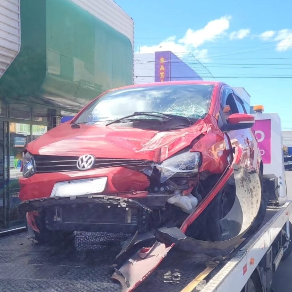 Motorista perde controle de ve&iacute;culo, invade cal&ccedil;ada e colide com caminh&atilde;o em Os&oacute;rio