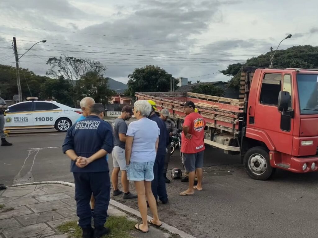 Motociclista fica ferido em acidente com caminh&atilde;o no bairro Albatroz, em Os&oacute;rio