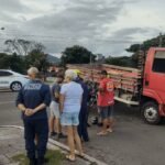 Motociclista fica ferido em acidente com caminhão no bairro Albatroz, em Osório