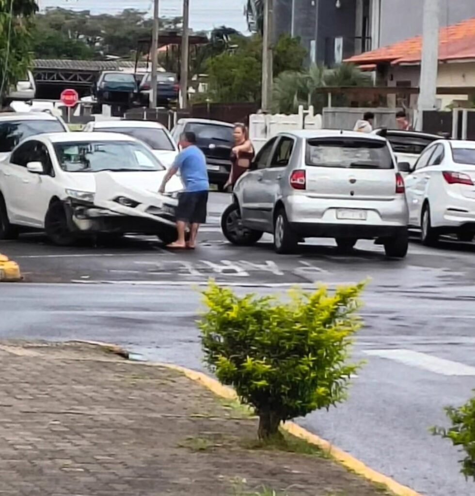 Colis&atilde;o entre ve&iacute;culos &eacute; registrada no Bairro Gl&oacute;ria, em Os&oacute;rio