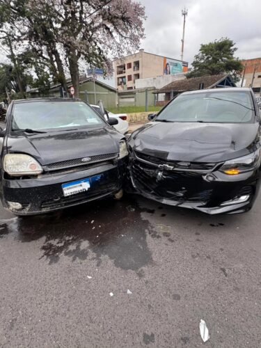 Colisão entre veículos causa transtornos no trânsito no Centro de Osório
